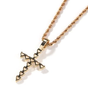 Collier avec pendentif croix dorée, détail cœur ajouré sur une chaîne corde