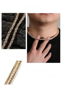 Gros plan détaillé de la chaîne de tennis hip hop dorée avec des zircons de taille triangle
