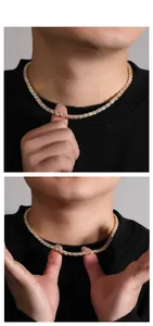 Gros plan d'une chaîne tennis dorée pour hommes avec des pierres de zircon de coupe triangle