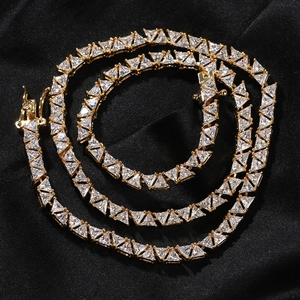Détail de la chaîne tennis hip hop 5mm en or avec des pierres de zircon triangulaires