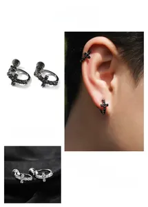 Gros plan de boucles d'oreilles hip hop en croix avec zircons 5A noirs et clairs