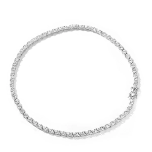Détail du collier tennis classique avec zircones cubiques de 5 mm et finition argent