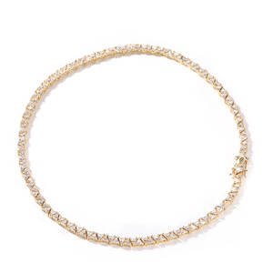 Détail du collier tennis doré 5mm avec zircons triangulaires et fermoir à cliquet sécurisé