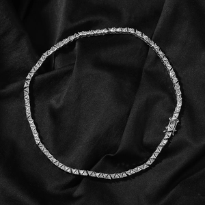 Détail macro du collier tennis en zircons triangulaires de 5mm plaqué argent brillant