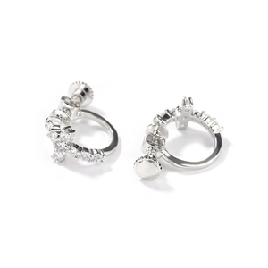 Détail de boucles d'oreilles croix en argent avec zircons 5A et fermoir à vis ajustable
