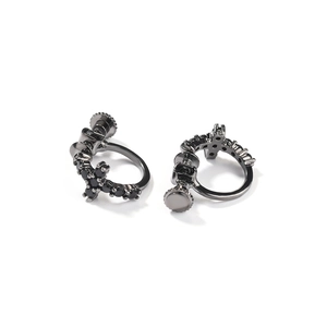 Détail de boucles d'oreilles clips croix noir mat avec zircons 5A et fermoir à vis