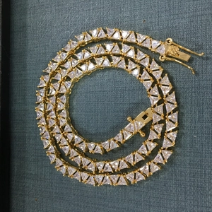 Détail du collier tennis doré avec zircons triangulaires de 5mm et fermoir de sécurité