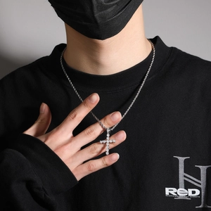 Collier avec pendentif croix en argent et pierres de zircon sur une chaîne corde