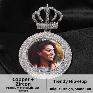 Gros plan d'un pendentif couronne hip hop argenté avec zircons sur soie noire
