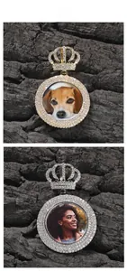Détails des médaillons photo en forme de couronne dorés et argentés avec diamants pavés
