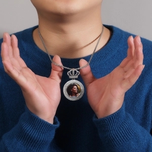 Vue détaillée du collier pendentif photo couronne en argent avec strass scintillants