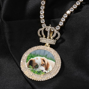 Collier avec pendentif photo personnalisé, couronne et chaîne tennis sur fond noir