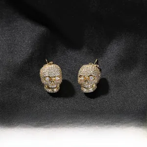 Détail de boucles d'oreilles crâne hip-hop avec matériau en cuivre et micro-pavage de zircone