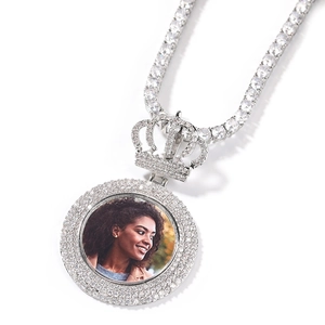 Détail de la chaîne tennis hip-hop et boucle couronne sertie de zircons cubiques brillants