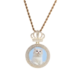 Détail du collier photo doré avec couronne en diamants et chaîne en corde torsadée chic