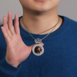 Médaillon photo argent hiphop avec couronne de strass et chaîne sur pull bleu