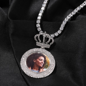 Détail du pendentif photo couronne avec diamants micro-pavés et chaîne tennis élégante
