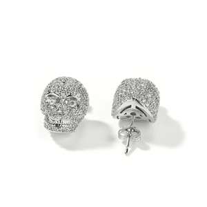 Vue détaillée des boucles d'oreilles tête de mort en argent pavées de zircons blancs