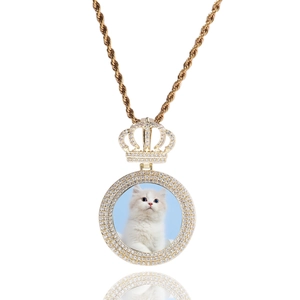 Vue détaillée du pendentif photo couronne dorée avec cristaux et image d'animal personnalisée
