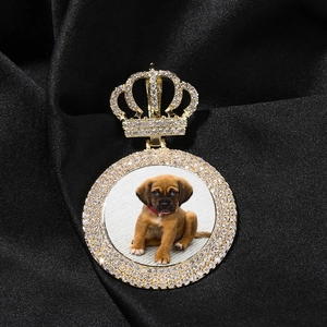 Gros plan d'un médaillon couronne doré orné de strass brillants sur fond de soie noire