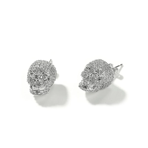 Gros plan sur des boucles d'oreilles tête de mort hip-hop serties de zircons brillants