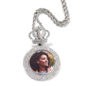 Détail macro du collier hip hop personnalisé avec fermoir couronne et pendentif zircon