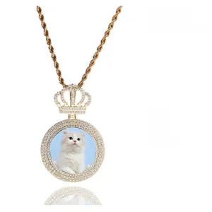 Détail de chaîne torsadée en or hip hop et pendentif couronne serti de zircons blancs