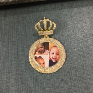 Détail d'un pendentif photo personnalisé avec fermoir couronne et zircons