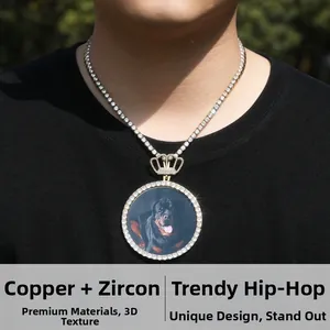 Détail du pendentif photo hip hop avec fermoir couronne et zircone sur chaîne tennis