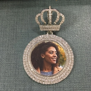 Vue détaillée du pendentif photo couronne personnalisé en métal argenté avec des zircons