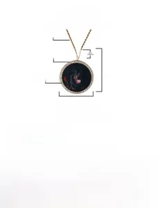 Détail du pendentif photo couronne large avec dimensions 9,0x6,9cm et zircons incrustés