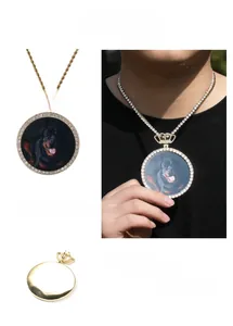Détail du collier photo hip-hop avec bélière couronne et chaîne torsadée