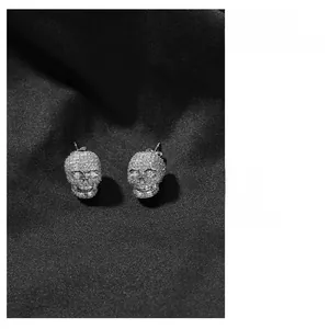 Détails des boucles d'oreilles tête de mort avec micro-pavé de zircon sur base argent