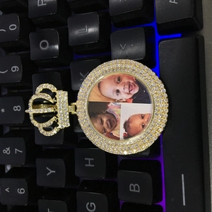 Détail macro du pendentif couronne avec diamants et photos personnalisées pour enfants