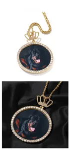 Détail du pendentif photo couronne avec zircons et chaîne corde sur satin noir