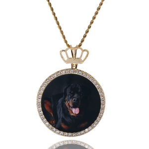 Détail du pendentif photo couronne dorée avec chaîne torsadée et zircons brillants