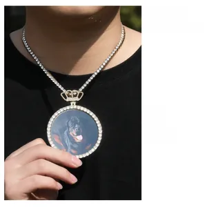 Détail d'un pendentif couronne photo personnalisé sur une chaîne tennis dorée au cou