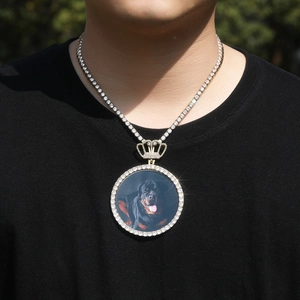 Gros plan du pendentif photo couronne hip hop avec chaîne tennis et photo de chien