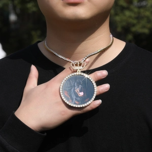 Gros plan d'un grand pendentif photo couronne avec strass porté par un mannequin