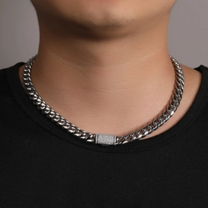 Chaîne cubaine argentée pour hommes avec fermoir rectangulaire serti de zircons