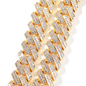 Gros plan sur chaîne cubaine dorée avec sertissage double rangée de zircons baguette