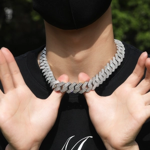Détail du collier chaîne cubaine hip-hop de 20 mm en argent avec zircons sur un mannequin