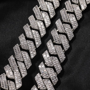 Détail macro d'une chaîne cubaine hip-hop argentée avec zircons cubiques scintillants