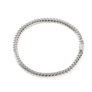 Détail de la chaîne cubaine polie avec une boucle pavée de zircons scintillants