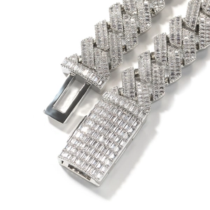 Collier chaîne cubaine argenté avec double rangée de zircons et fermoir à clapet
