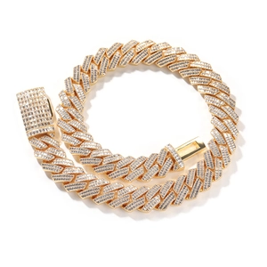 Vue détaillée du collier cubain doré de 20mm serti de zircons baguettes de style hip-hop