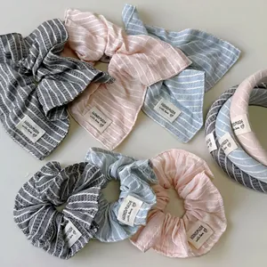 Ensemble d'accessoires cheveux rayés faits main avec chouchous et bandeaux en gris, rose, bleu