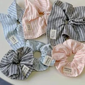 Chouchous rayés faits à la main en rose, bleu et gris pour femmes