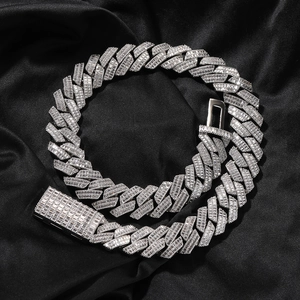 Détail de la chaîne cubaine 20mm sertie de zircons baguette sur de la soie noire