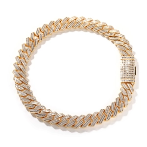 Détail de la chaîne cubaine dorée 20mm avec doubles rangées de zircons et fermoir à boîte